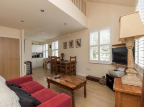 Pass the Keys Central 6 Sleeper 2 Storey Flat in Windsor